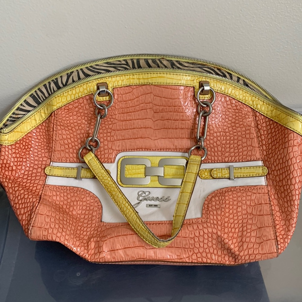 older Guess purse. Great condition !